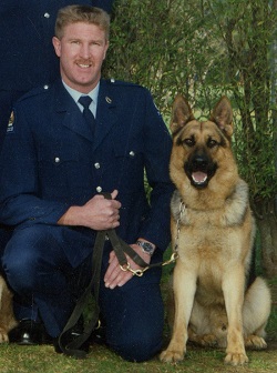 Kātipa Matua Peter Broughton and police dog