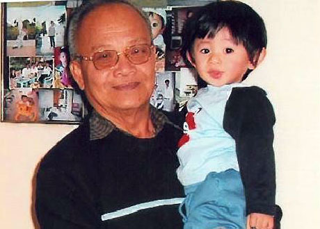Do Trieu with grandchild