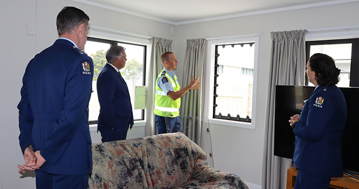 Senior Sergeant Jason Butcher shows Minister of Police Mark Mitchell a breachable window, while Commissioner Andrew Coster and Superintendent Kelly Ryan watch.