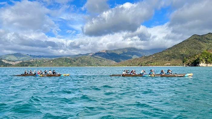 The teams paddling their wakas.