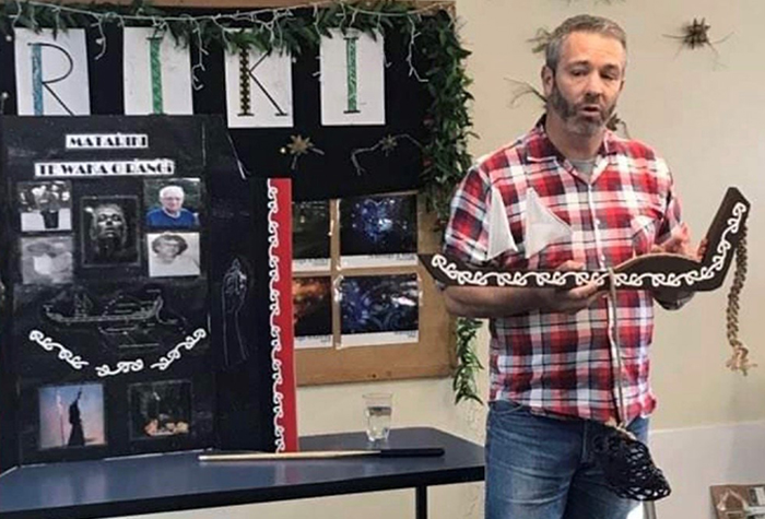 Tāriana Matua Mark Clayton i tana akoranga e kōrero ana mō ngā wāhanga o te Waka o Rangi nāna anō i waihanga, te hononga hoki ki ngā whetū o Matariki.