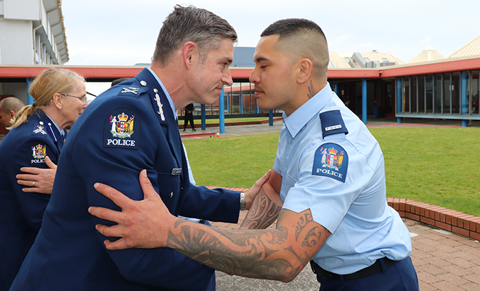 Ko Komihana Andrew Coster e pōhiri ana i a Kapi ki te whānau, mauī.