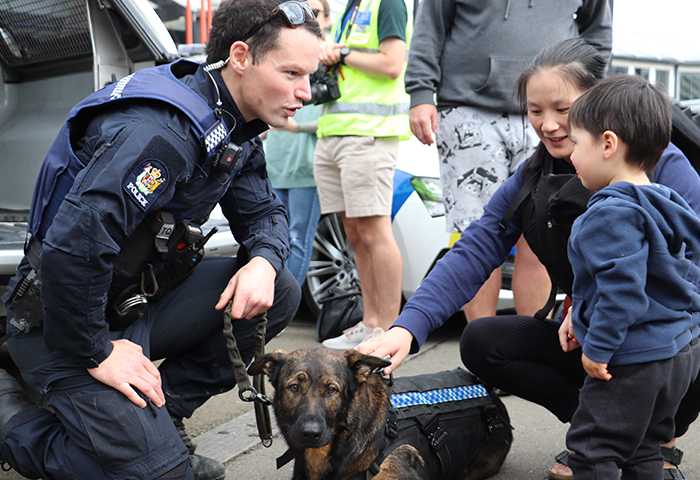 Dog Section’s Constable Nick Press and Ink were able to entertain between jobs. It was possible that a squad could be called away if needed operationally. Around 10am, just as the expo was starting, Nick and Ink were called away to a job. Following an earlier incident, the Delta team were called to locate an offender who was found hiding under a house. After the successful catch, Ink was back at the Waterfront as chill as ever delighting kids and adults alike.