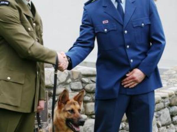 Constable Craig Moore congratulates Private Alex Baddock