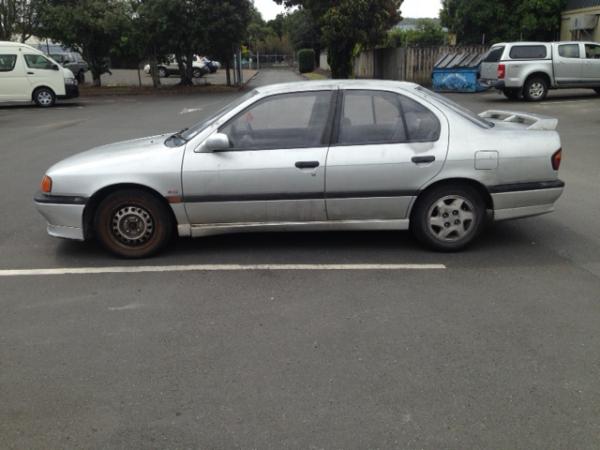 1994 silver Nissan Primera YD7680