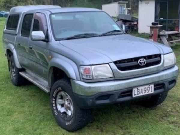 2004 silver/grey-coloured Toyota Hilux