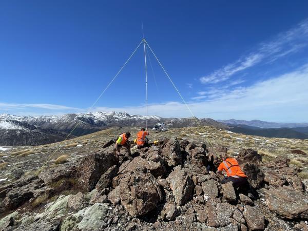 Fiordland LandSAR erecting an electronic repeater at the commencement of search 
