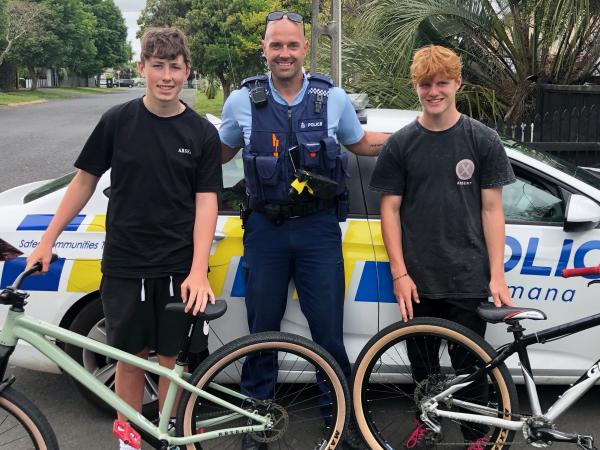 Constable Pete Van’t Wout with Joel, left, and Charlie and their returned bikes. 