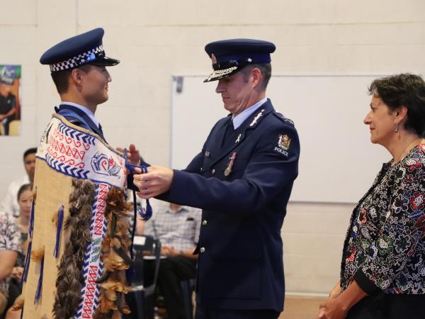 Constable Michael Baek receiving his award for being the top student in the wing from Commissioner Andrew Coster..
