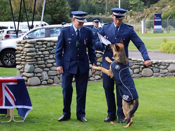 Constable Moses Gunn and Helo with Superintendent Corrie Parnell, Wellington District Commander.