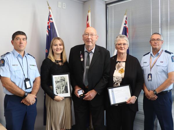 L-R: Superintendent Scott Fraser, Graeme’s granddaughter Alice, Graeme, Graeme’s daughter Shelley and Inspector Brett Calkin.