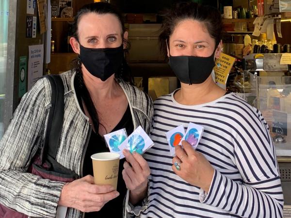 Annie, left, and her Kiwi compatriot Trina at the cafe where the hearts have been a hit. Annie, taha mauī, me tōna hoa Kiwi a Tr