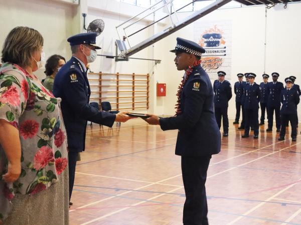 Commissioner Coster presents the Leadership Award to Constable Savali Maelega Lilo.