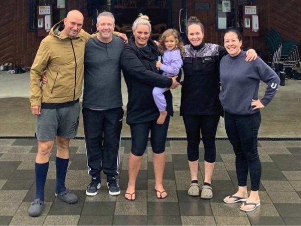 Tāriana Brendon (Ben) Wetini, rātou ko Tāriana Mark Clayton, ko Tāriana Mihi Butler e mau ana i Te Kahurangi, ko Kairapuhara Cas