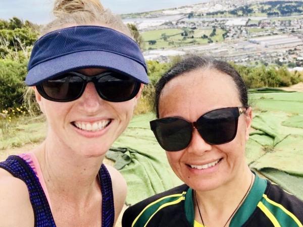 Ko Sam (mauī) me tana tino hoa, kaiārahi hoki a Marina Tamarua i kaha whai wāhi atu ai ki tana ara reo Māori. Haere ana mō te hī