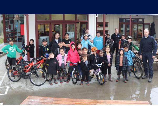 Senior Constable Jason Page, Sergeant Peta Pehi, and Constable Ben Broughton with students from Te Kura o Te Wainui-ā-Rua.