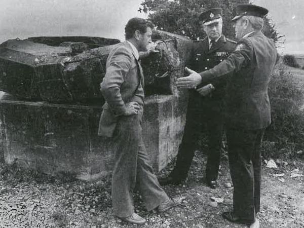 Then-Detective Inspector Ian Holyoake with District Commander Kevin Ford and Commissioner Bob Walton at the gun emplacement on 2