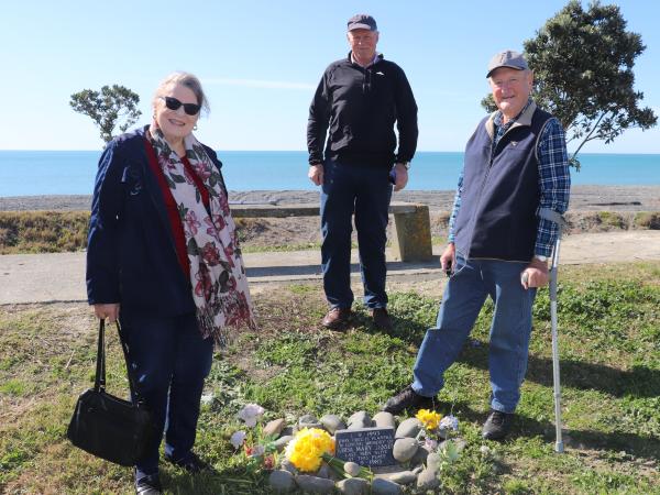Former Assistant Commissioner Ian Holyoake (right) and retired Detective Inspector Ross Pinkham with Kirsa's mother Robyn Jensen