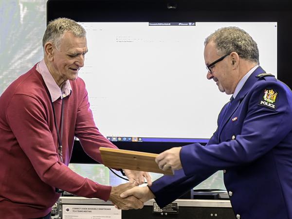Alan receiving the rimu plaque from Pete Florence. 