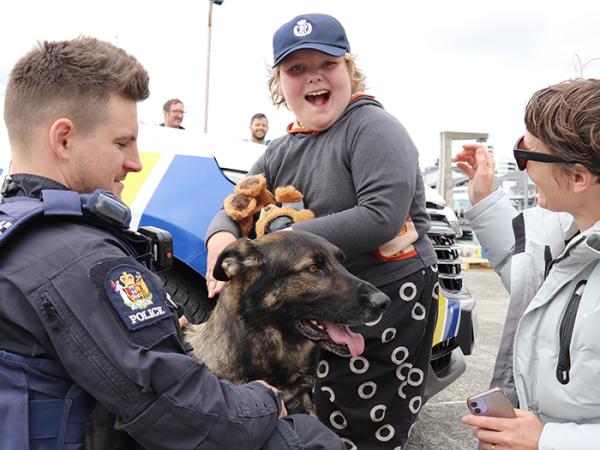 Elliot and her mum meeting dog handler Constable Jordan Steegh and Manaia.