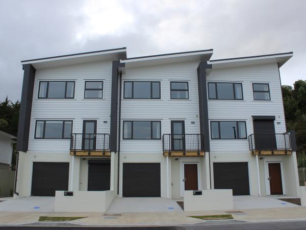 The set of three townhouses.