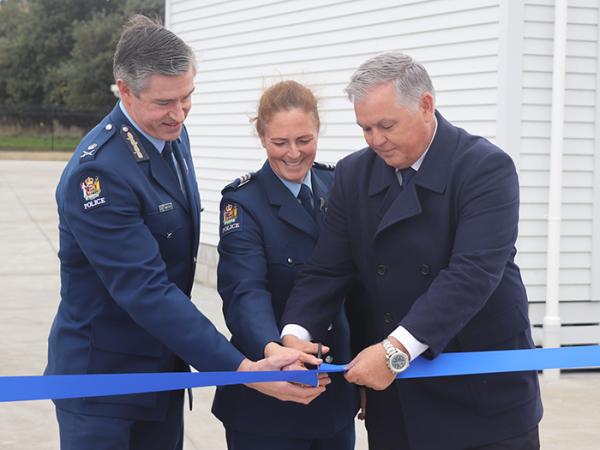 Commissioner Andrew Coster, OC Whanganui Dog Section Sergeant Sue Burridge and Police Minister Mark Mitchell cut the ribbon.